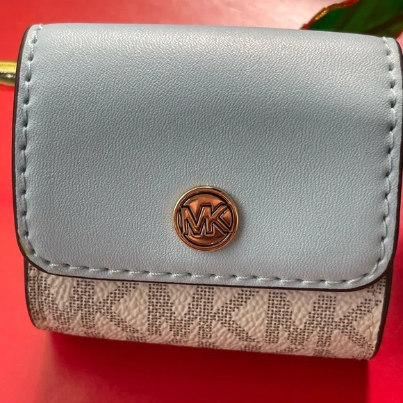 Michael Kors Airpods Case.Michael Kors Accessories. - Picture 6 of 15